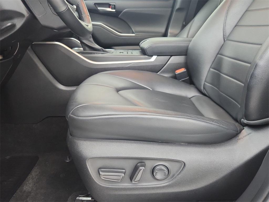 used 2023 Toyota Highlander car, priced at $39,547