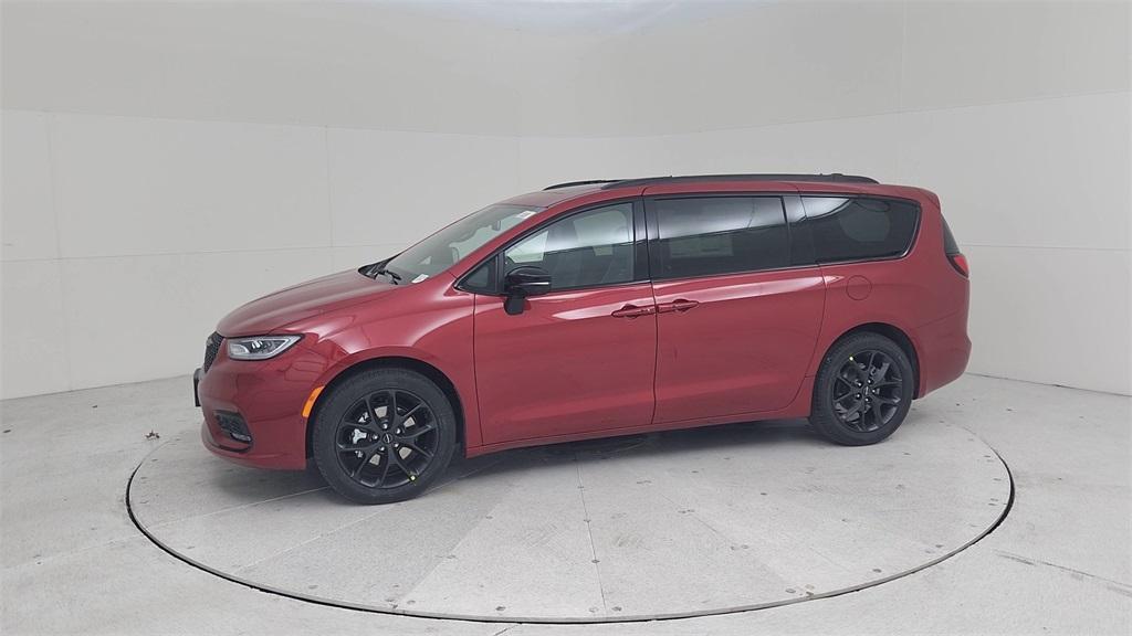 new 2025 Chrysler Pacifica car, priced at $48,740