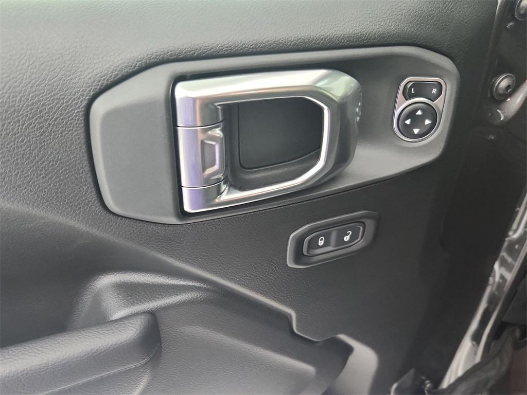 new 2025 Jeep Wrangler car, priced at $48,572