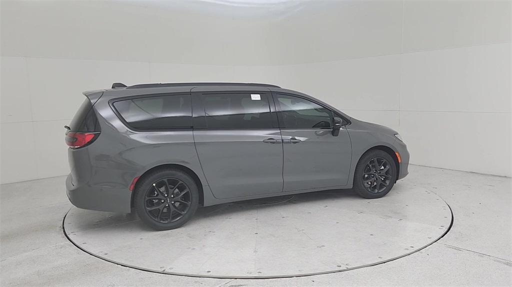 new 2024 Chrysler Pacifica car, priced at $46,064