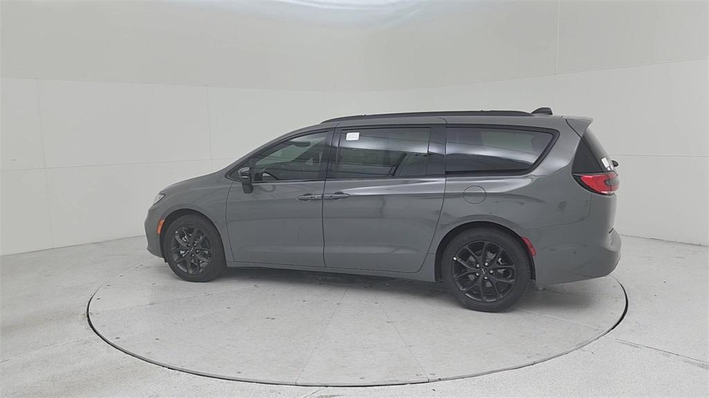 new 2024 Chrysler Pacifica car, priced at $46,064