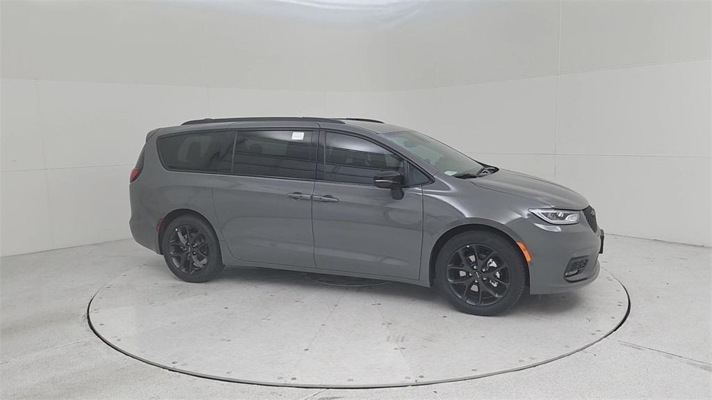 new 2024 Chrysler Pacifica car, priced at $46,064