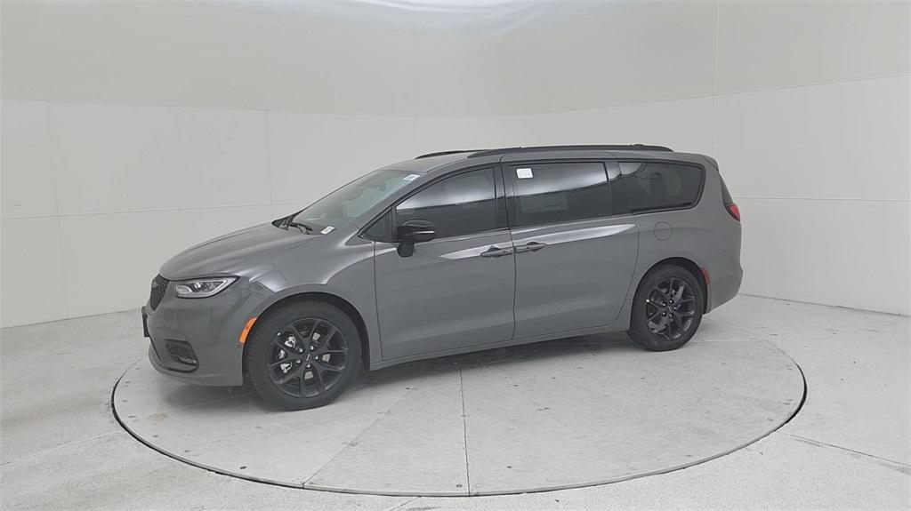 new 2024 Chrysler Pacifica car, priced at $46,064