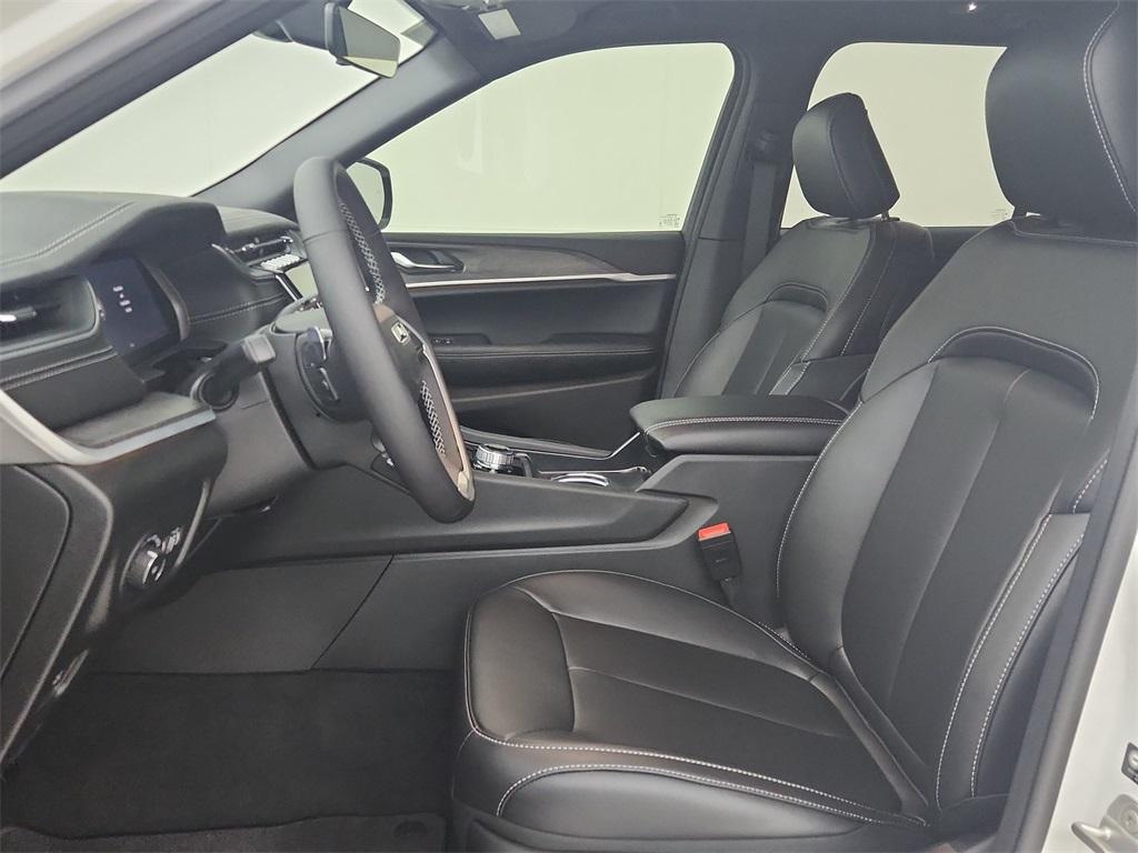 new 2025 Jeep Grand Cherokee car, priced at $44,572