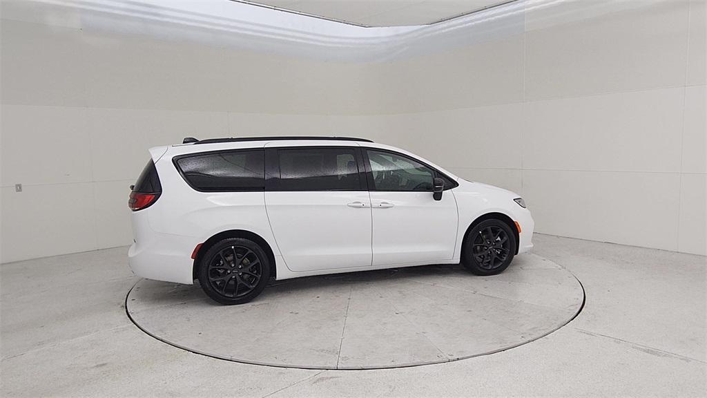 new 2024 Chrysler Pacifica car, priced at $45,623