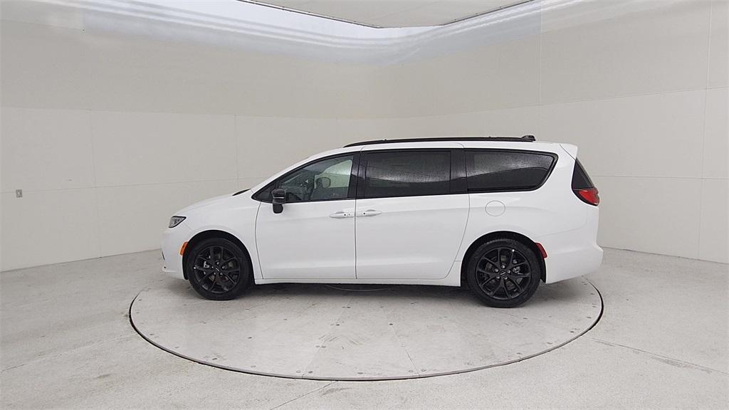 new 2024 Chrysler Pacifica car, priced at $45,623