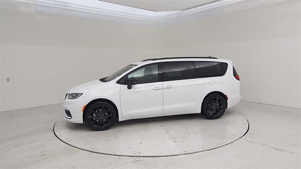 new 2024 Chrysler Pacifica car, priced at $45,623