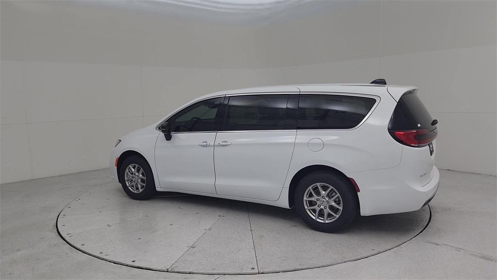 new 2025 Chrysler Pacifica car, priced at $39,972