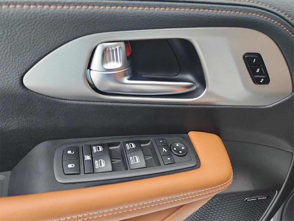 new 2025 Chrysler Pacifica Hybrid car, priced at $54,178