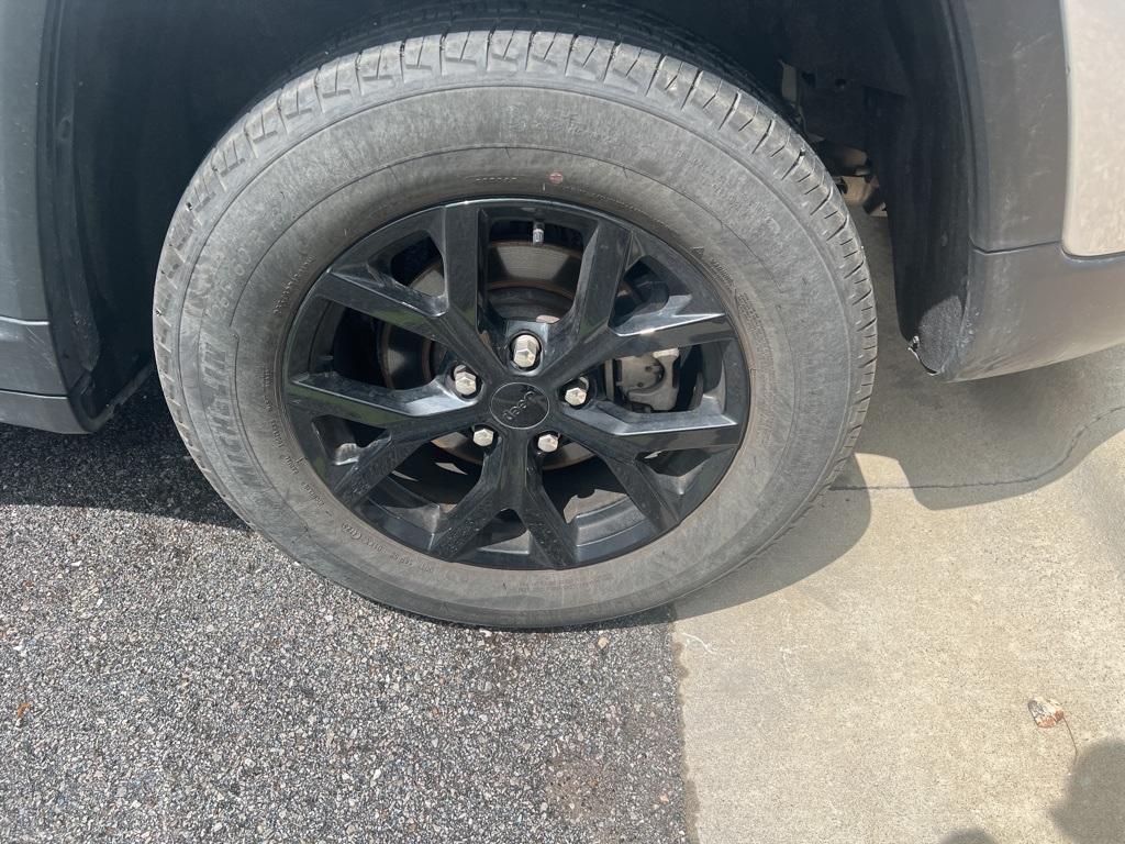 used 2024 Jeep Grand Cherokee car, priced at $34,872