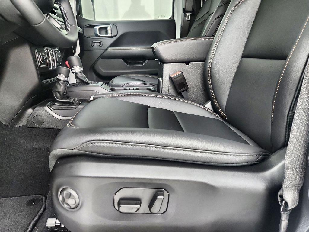 new 2025 Jeep Gladiator car, priced at $45,162