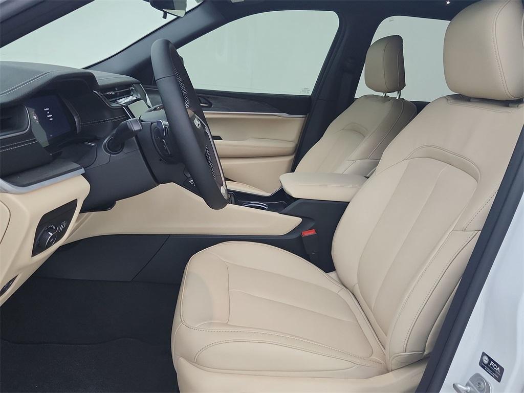 new 2025 Jeep Grand Cherokee car, priced at $43,683