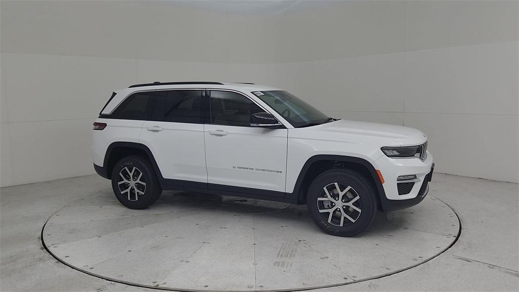 new 2025 Jeep Grand Cherokee car, priced at $43,683