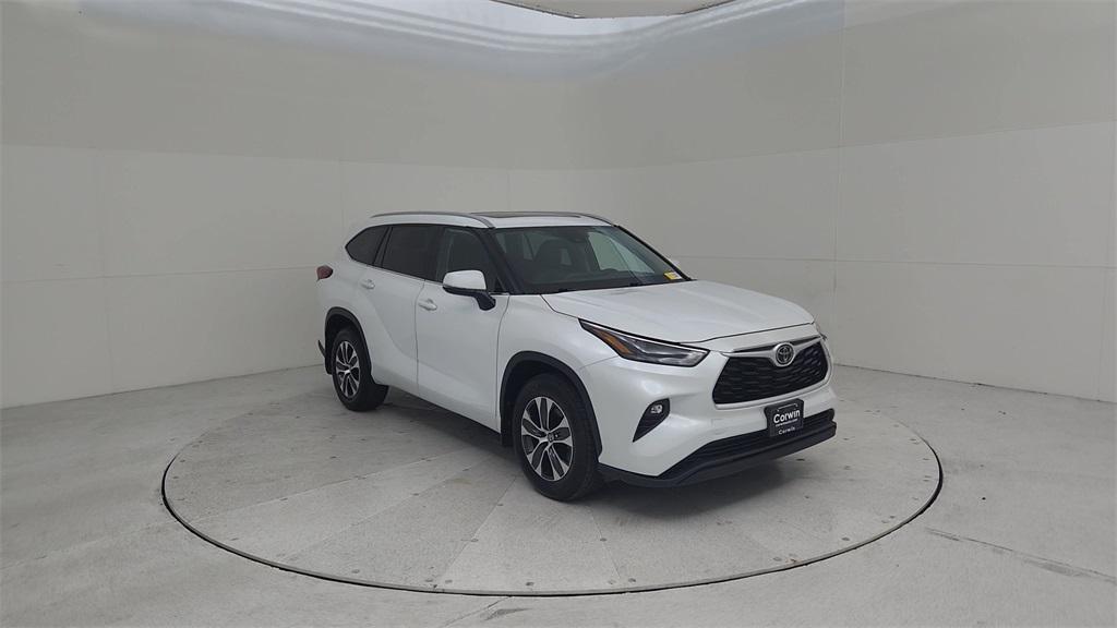 used 2023 Toyota Highlander car, priced at $39,400