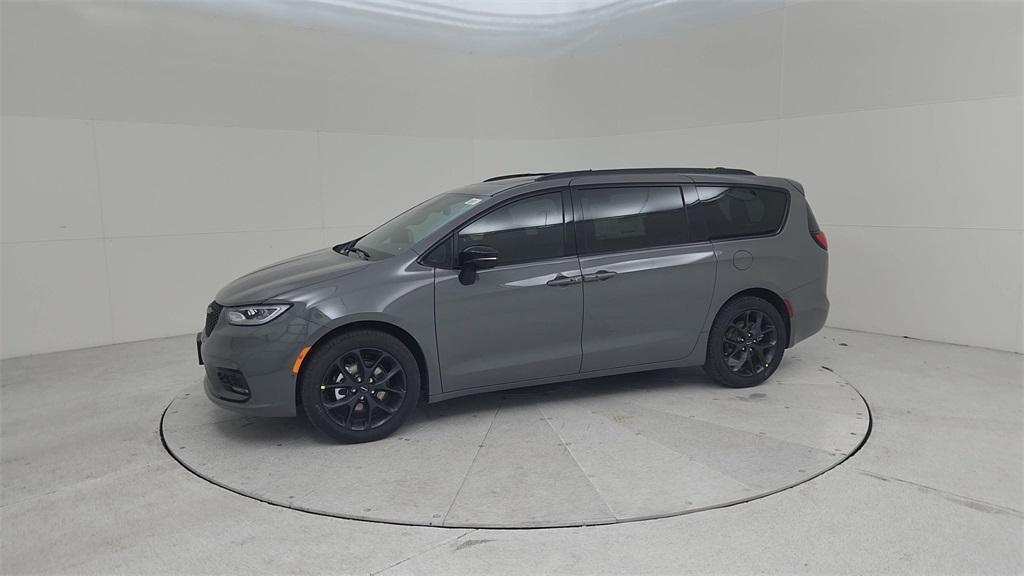 new 2025 Chrysler Pacifica car, priced at $48,412