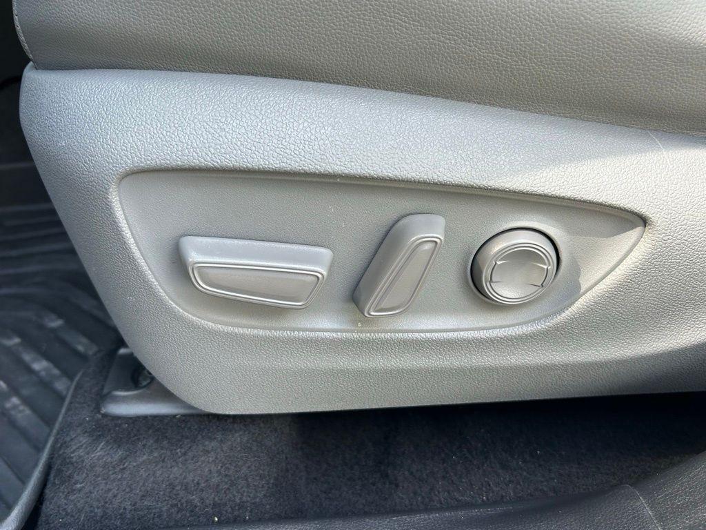 used 2021 Toyota Highlander car, priced at $29,152