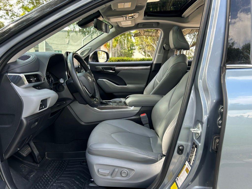 used 2021 Toyota Highlander car, priced at $29,152