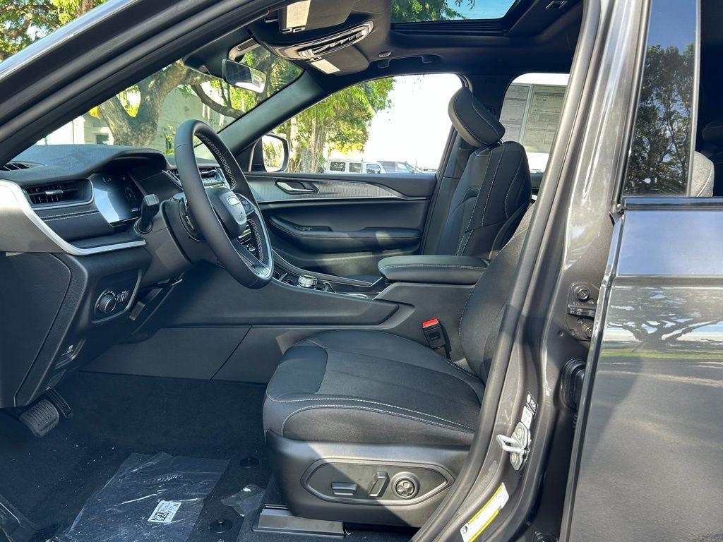 new 2025 Jeep Grand Cherokee car, priced at $33,991