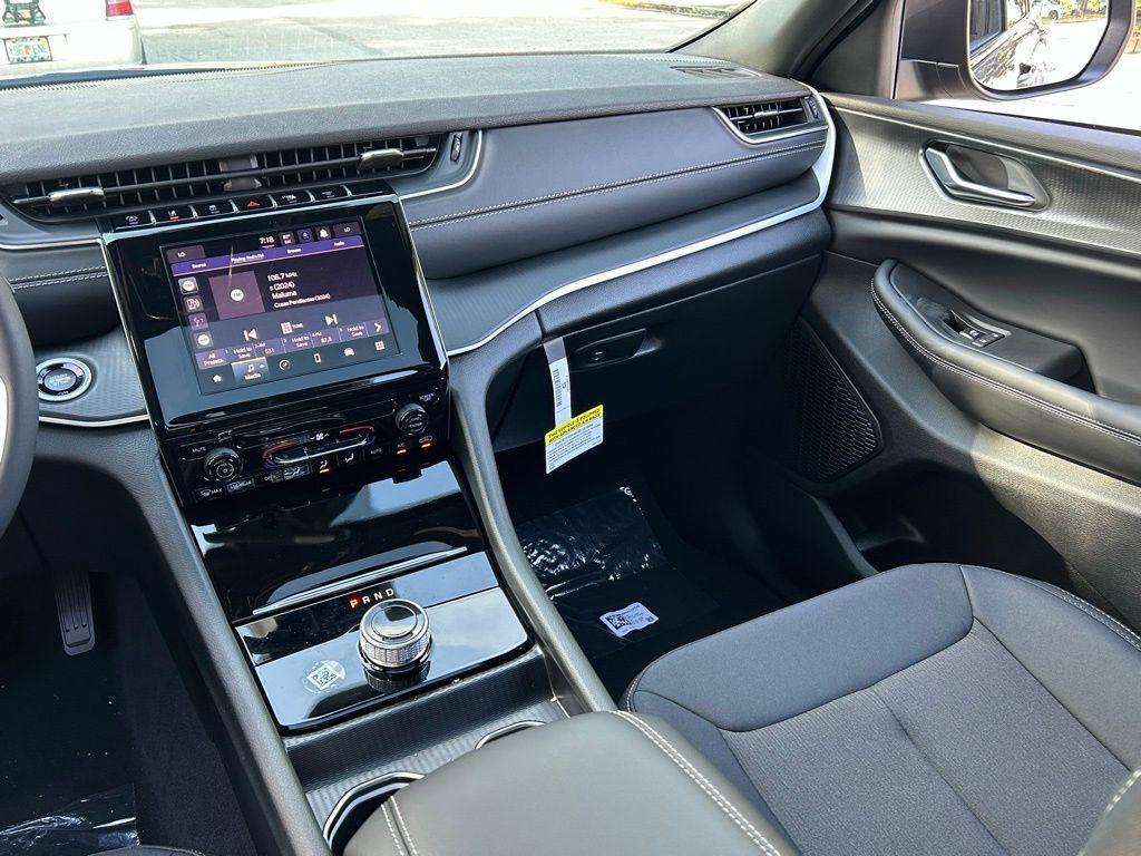 new 2025 Jeep Grand Cherokee car, priced at $33,991