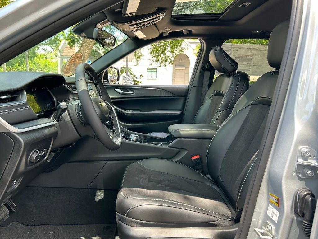 new 2024 Jeep Grand Cherokee car, priced at $38,999