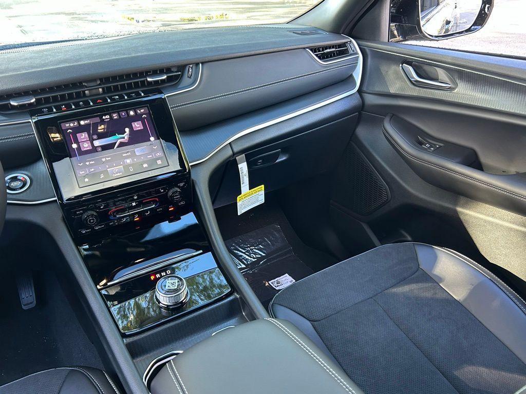 new 2025 Jeep Grand Cherokee car, priced at $38,988