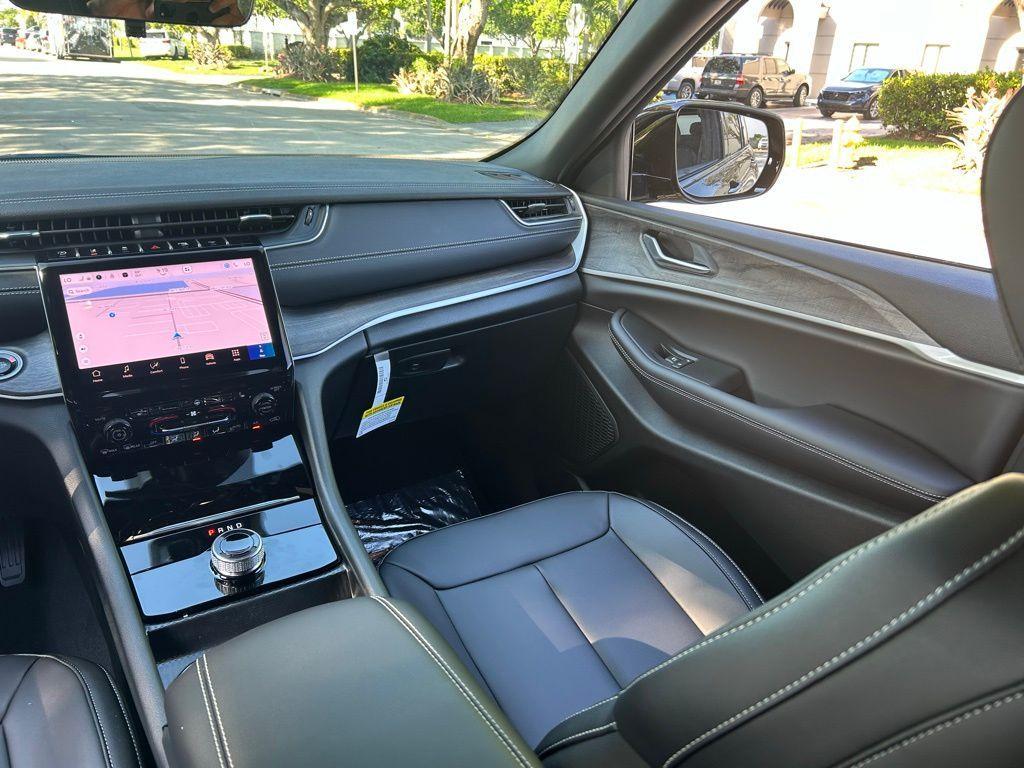 new 2025 Jeep Grand Cherokee car, priced at $38,633