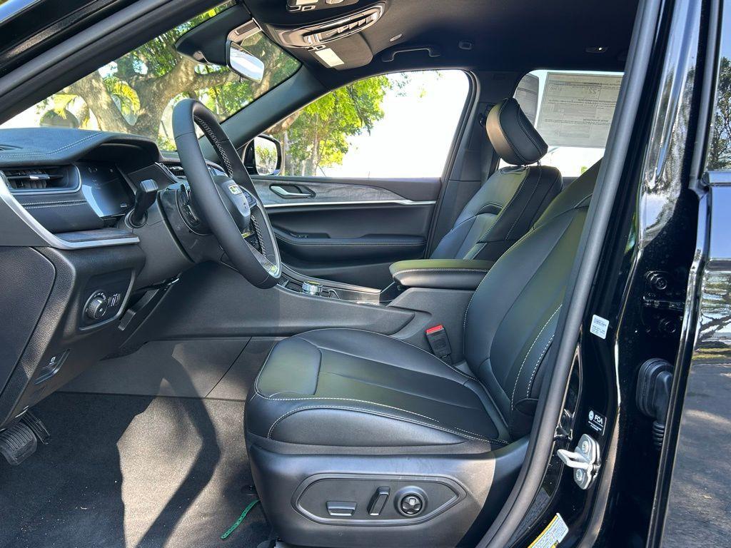 new 2025 Jeep Grand Cherokee car, priced at $38,633