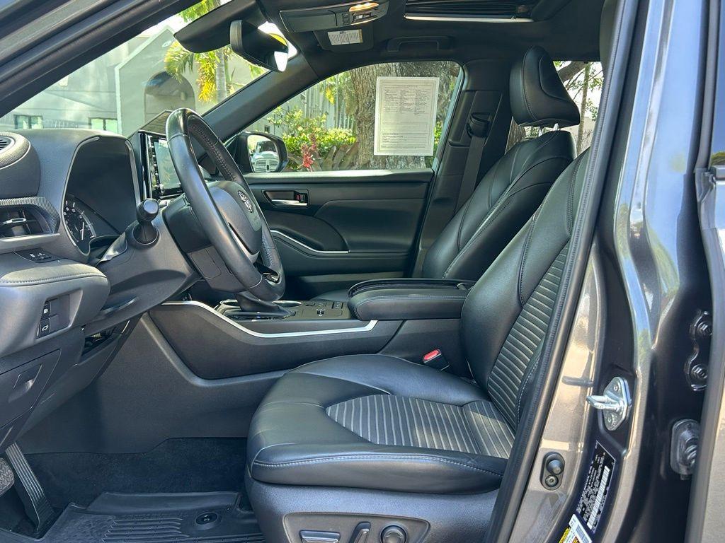 used 2022 Toyota Highlander car, priced at $36,995