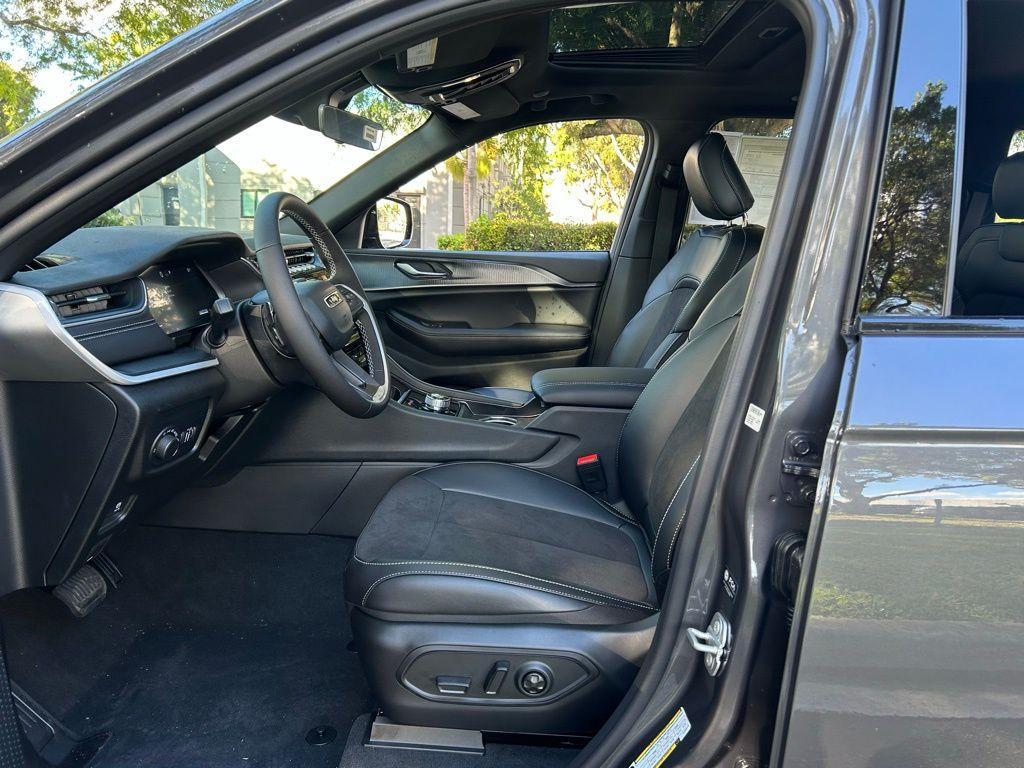 new 2025 Jeep Grand Cherokee car, priced at $38,988