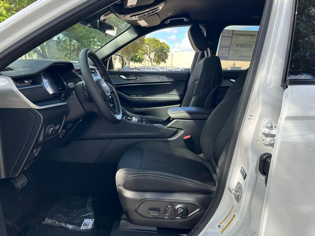 new 2025 Jeep Grand Cherokee car, priced at $34,587