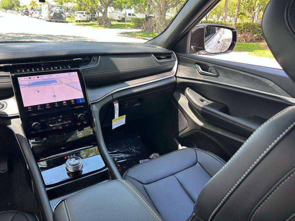 new 2025 Jeep Grand Cherokee car, priced at $39,654