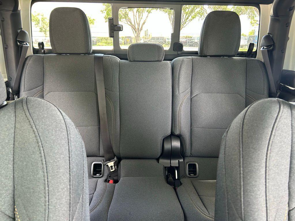 new 2025 Jeep Gladiator car, priced at $40,286