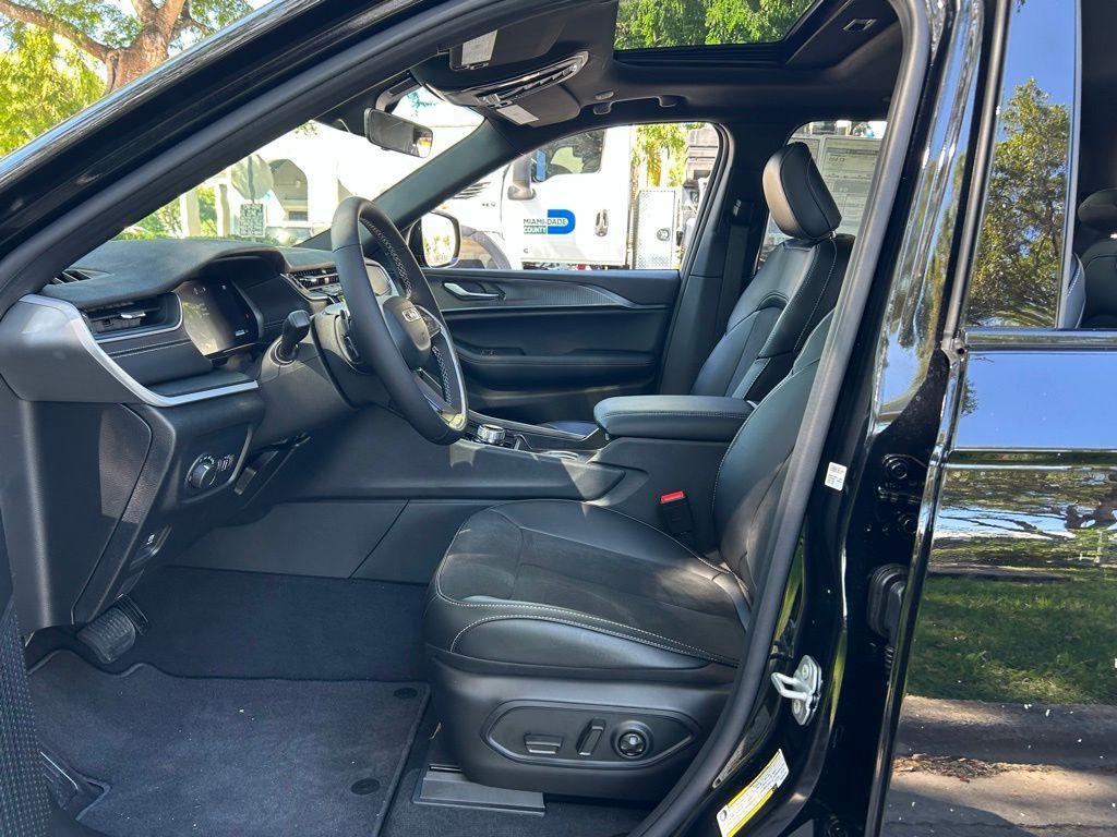 new 2025 Jeep Grand Cherokee car, priced at $39,951