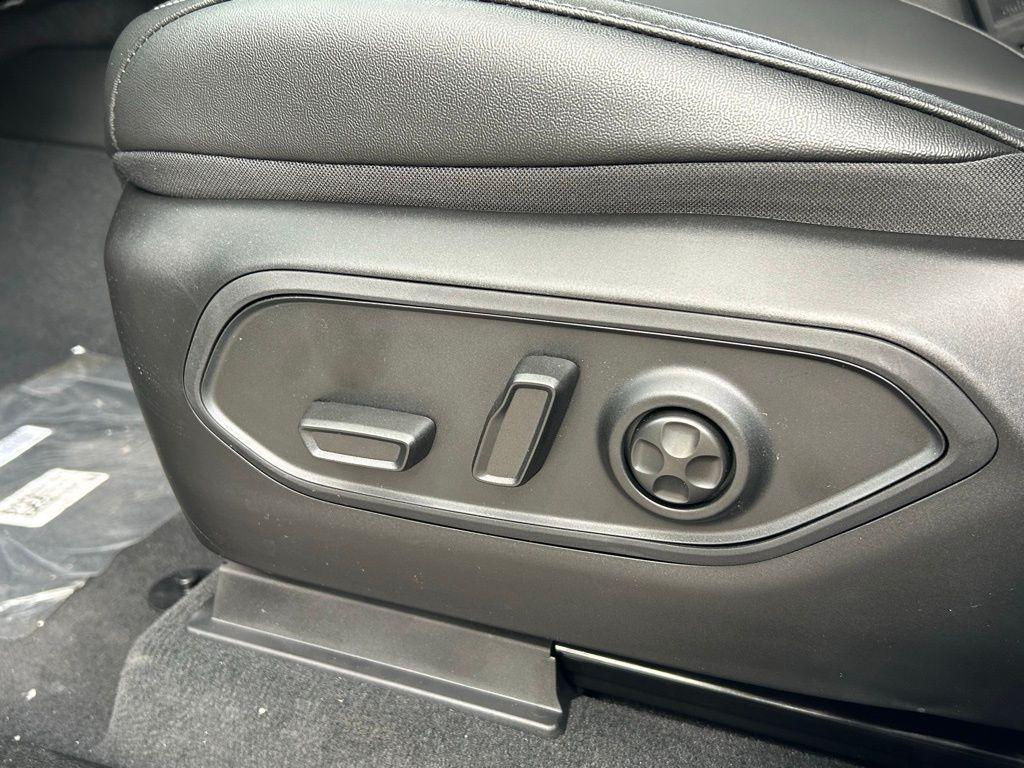 new 2025 Jeep Grand Cherokee car, priced at $39,983
