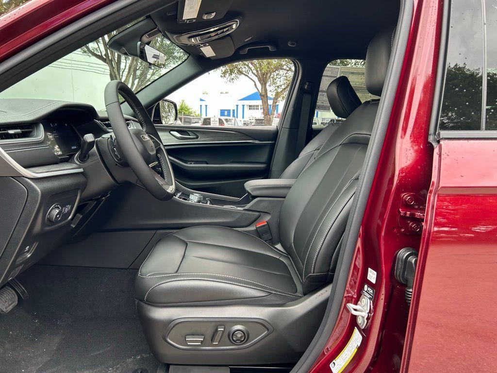 new 2025 Jeep Grand Cherokee car, priced at $42,820