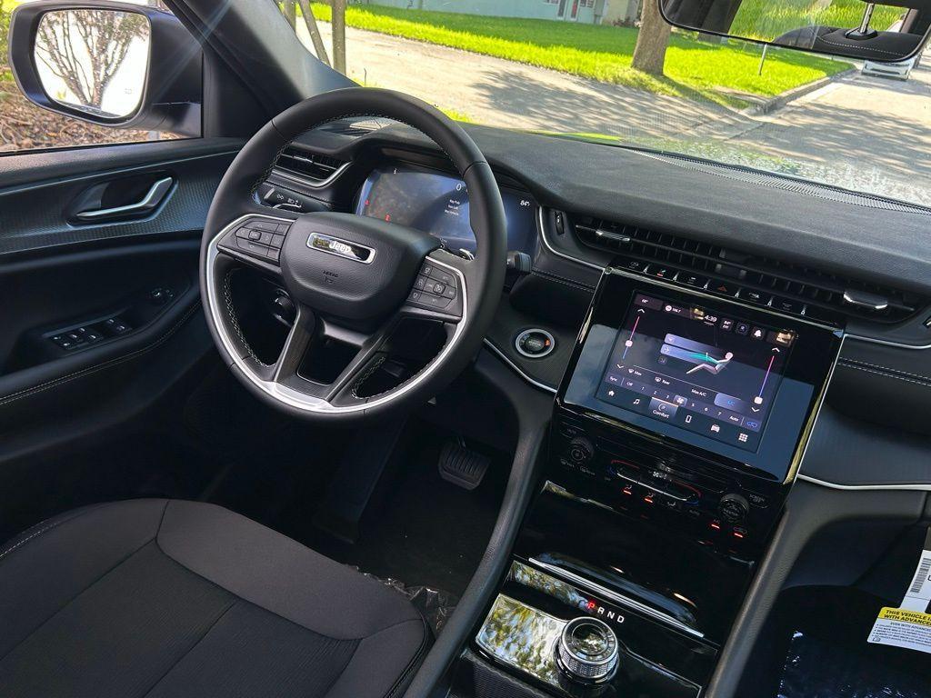 new 2025 Jeep Grand Cherokee car, priced at $33,991