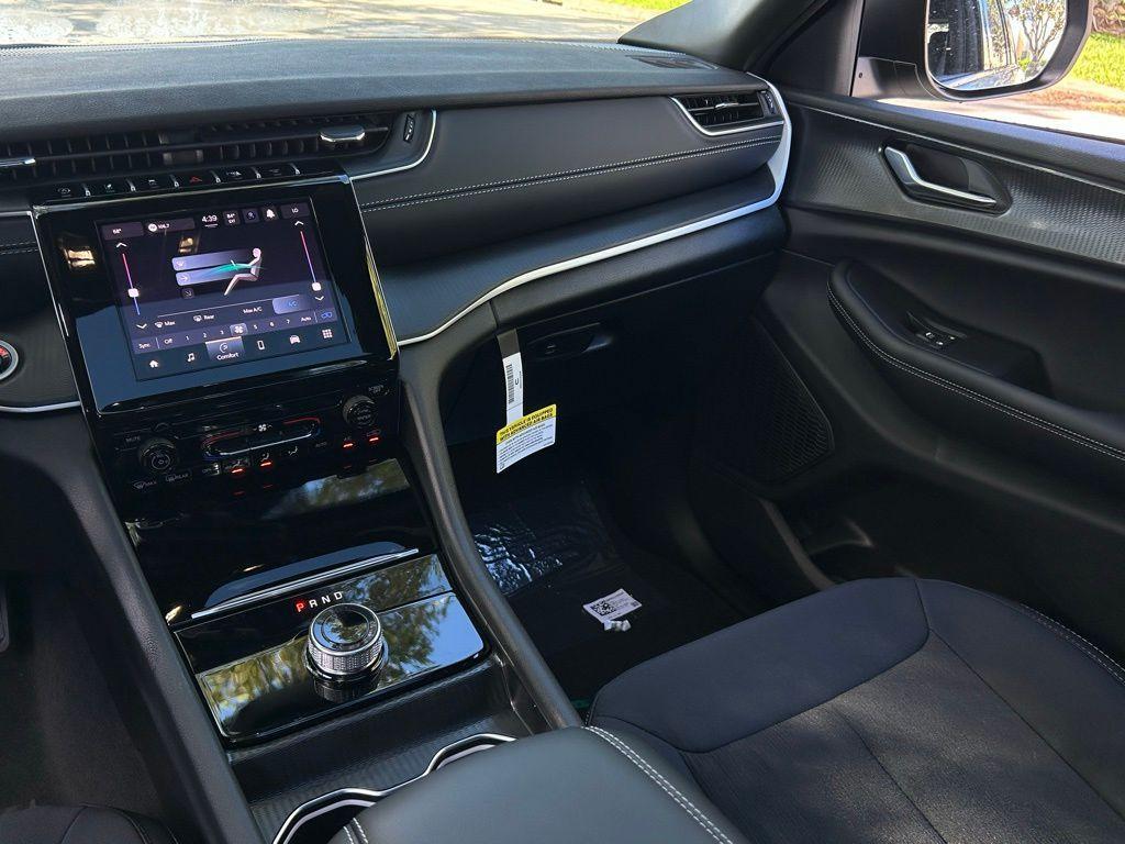 new 2025 Jeep Grand Cherokee car, priced at $33,991