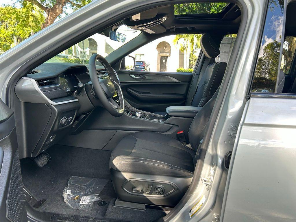 new 2025 Jeep Grand Cherokee car, priced at $33,991