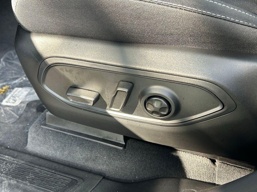 new 2025 Jeep Grand Cherokee car, priced at $33,991