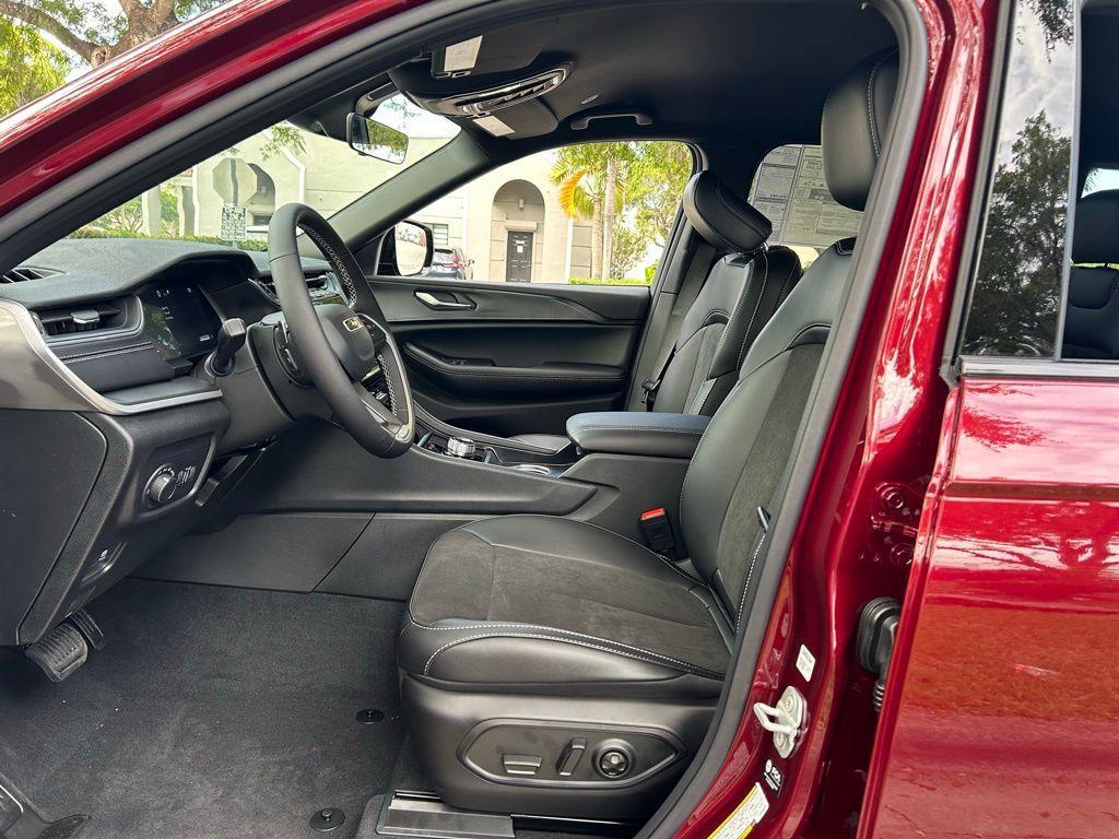 new 2025 Jeep Grand Cherokee car, priced at $38,857