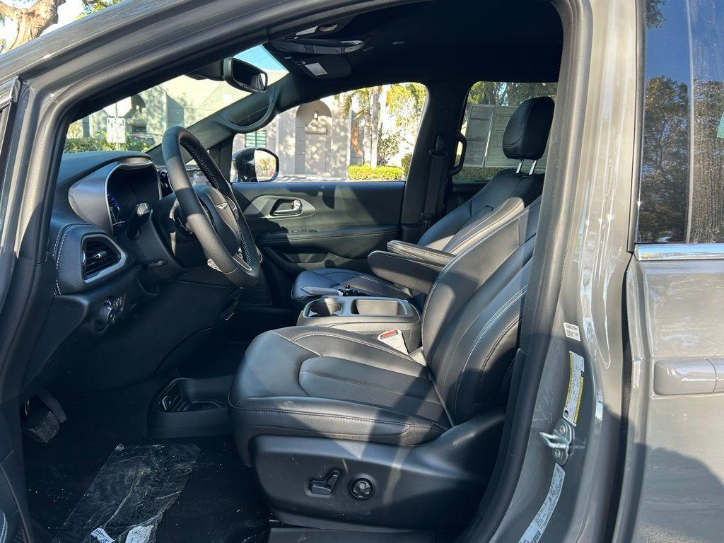 new 2025 Chrysler Pacifica car, priced at $39,408