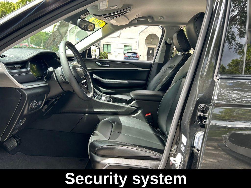 used 2024 Jeep Grand Cherokee car, priced at $35,996