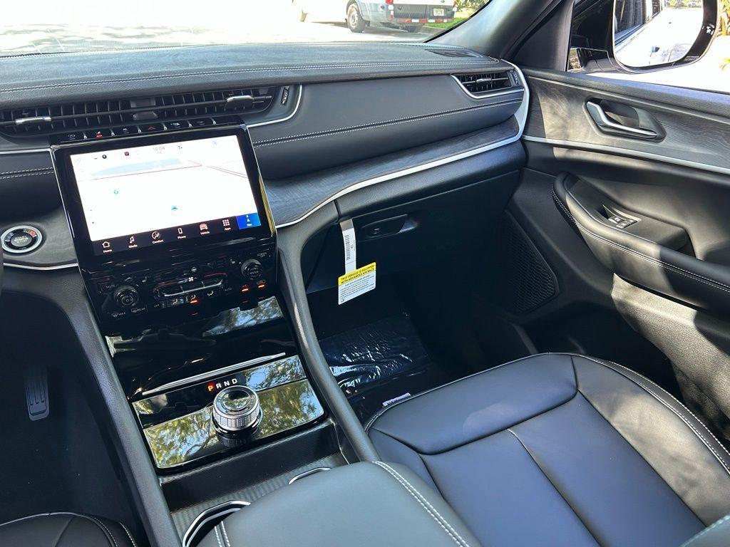 new 2025 Jeep Grand Cherokee car, priced at $39,589