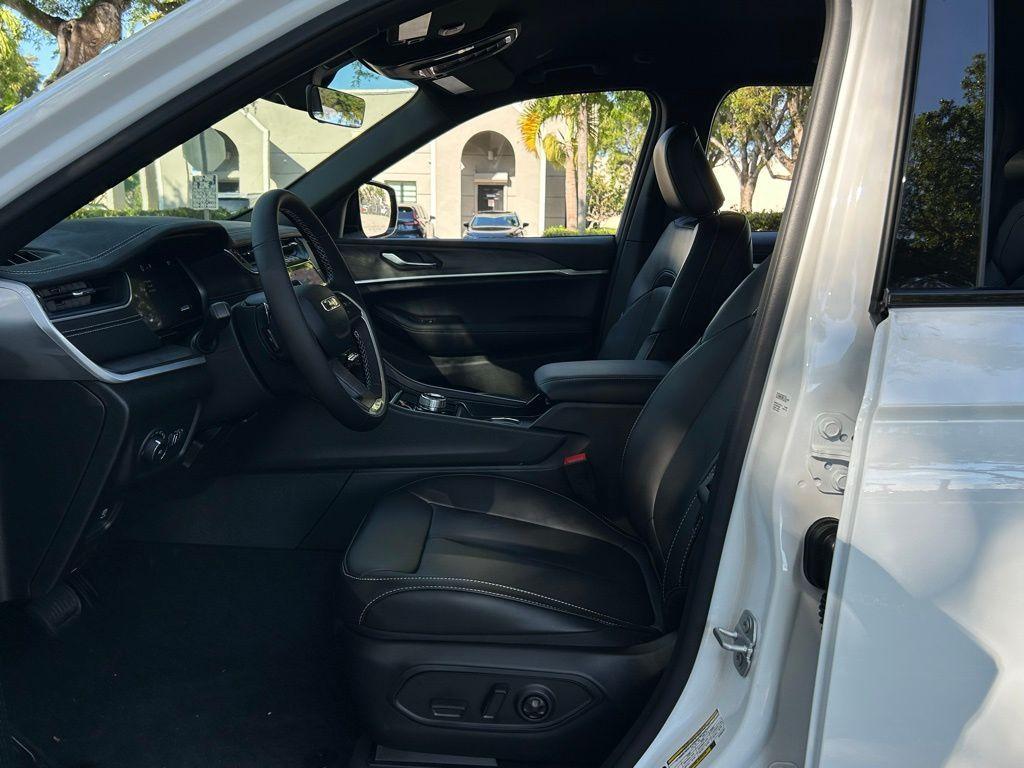 new 2025 Jeep Grand Cherokee car, priced at $39,589