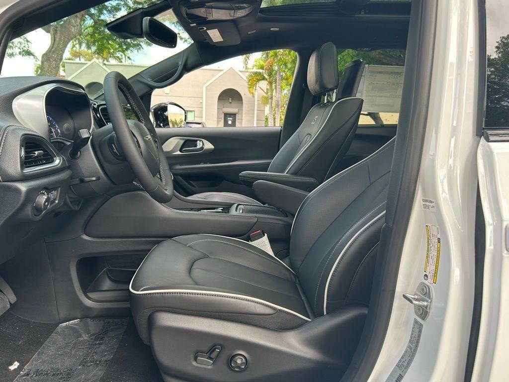 new 2025 Chrysler Pacifica car, priced at $49,928