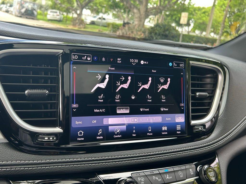 new 2025 Chrysler Pacifica car, priced at $46,738