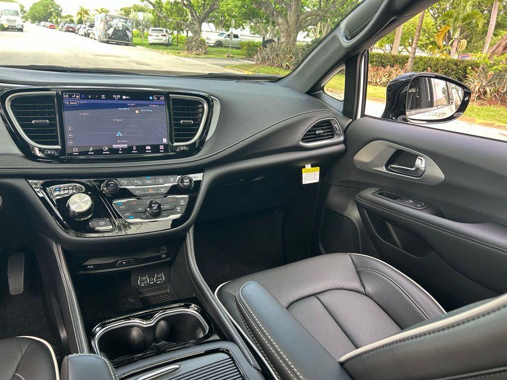 new 2025 Chrysler Pacifica car, priced at $49,928