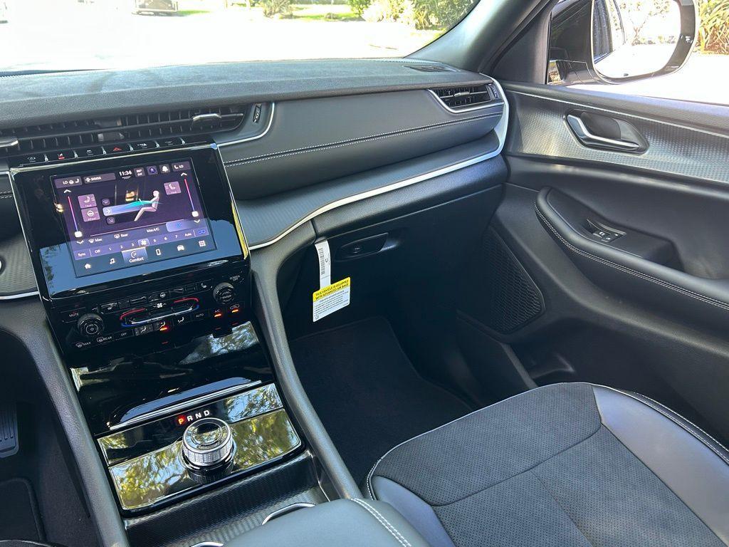 new 2025 Jeep Grand Cherokee car, priced at $38,452