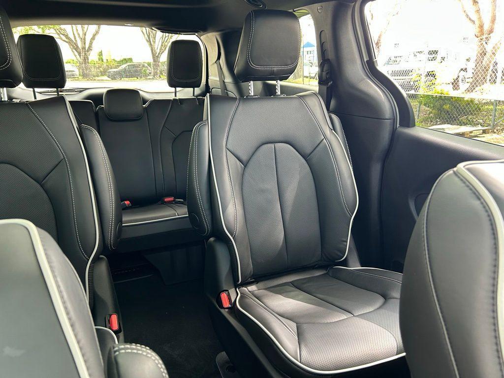 new 2025 Chrysler Pacifica Hybrid car, priced at $50,752
