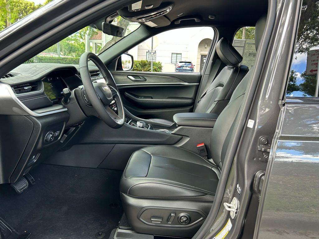 new 2025 Jeep Grand Cherokee car, priced at $39,148
